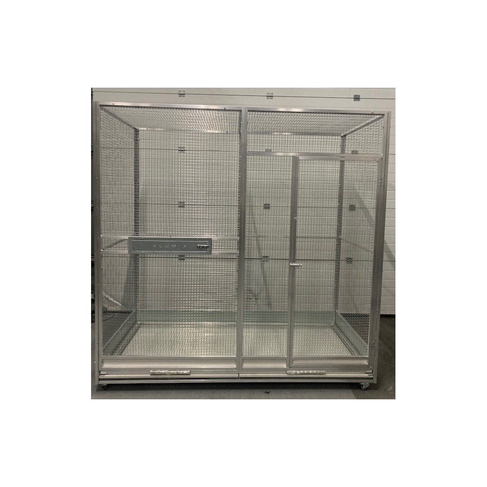 Volière 2m/1m/2m avec grille de fond, tiroir, roulettes et soubassements.