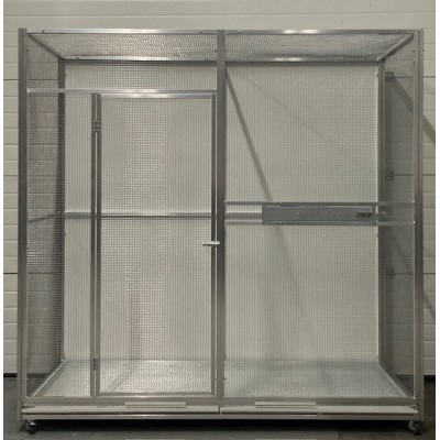 Volière 2m/1m/2m avec grille de fond, tiroir, roulettes et arrière fermé.